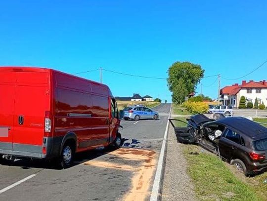 Kierowca osobówki nagle zjechał na lewy pas i zderzył się czołowo z busem. Trzy osoby w szpitalu