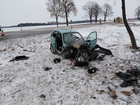 Fatalne skutki wypadku z udziałem lekkiego czterokołowca. Po uderzeniu w tył wypadł z drogi i rozbił się na drzewie