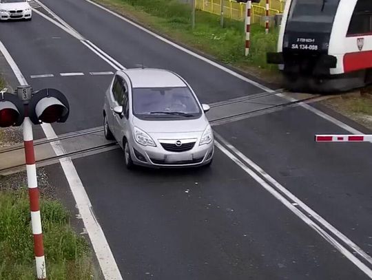 Kierowca osobówki staranował rogatki i zatrzymał się na środku przejazdu kolejowego. Doszło do zderzenia z pociągiem