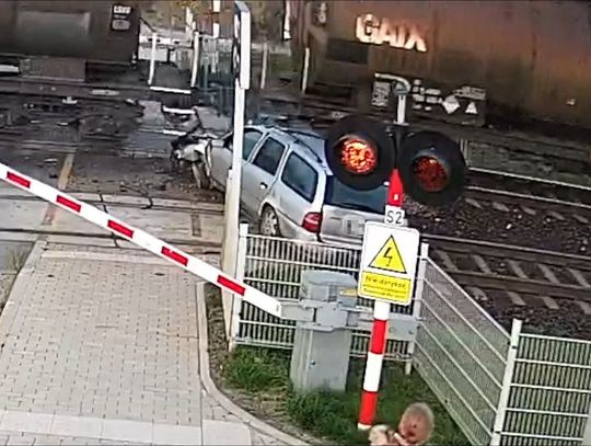 Kierowca osobówki staranował zaporę i zderzył się z pociągiem towarowym