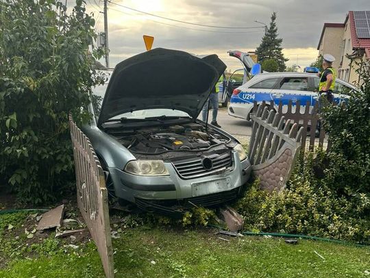Kierowca Passata bał się kary za przekroczenie prędkości. Ucieczkę zakończył na betonowym ogrodzeniu