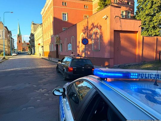 Kierowca passata na widok policji od razu odwrócił głowę, a pasażer zaczął się wiercić. Obaj zostali zatrzymani