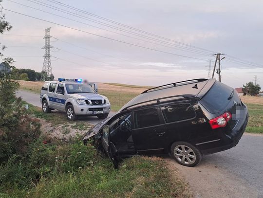 Kierowca passata nie trafił w drogę i wylądował w rowie. Miał cztery promile alkoholu we krwi