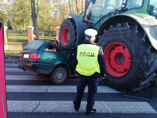 Kierowca passata nie ustąpił pierwszeństwa ciągnikowi. 38-latek zginął na miejscu