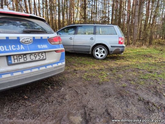 Kierowca passata nie zatrzymał się do kontroli. Po krótkiej ucieczce porzucił auto i wbiegł do lasu