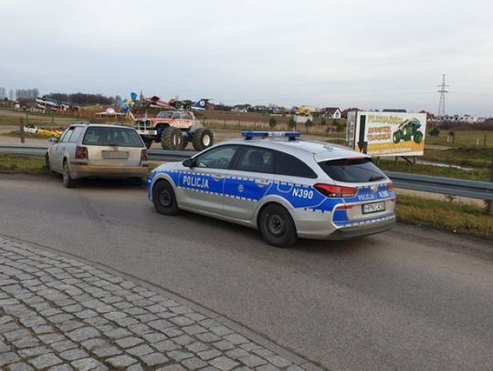 Kierowca passata po amfetaminie uciekał policjantom. Pościg zakończył wypadkiem na rondzie