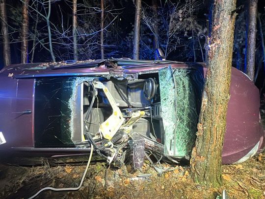 Kierowca peugeota stracił panowanie nad autem i wjechał w drzewo. 32-latek zginął na miejscu