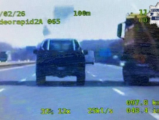 Kierowca pickupa nie odśnieżył samochodu. Bryła lodu prawie uderzyła w radiowóz