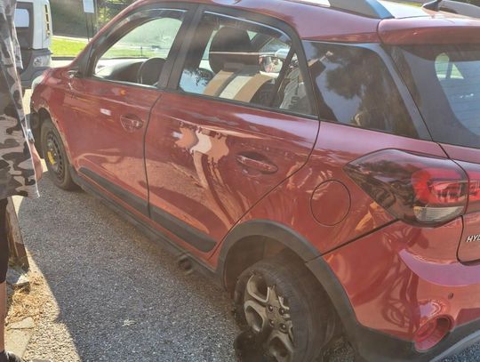 Kierowca po amfetaminie nie zauważył braku opony. Jechał na samej feldze, świadek wezwał policję