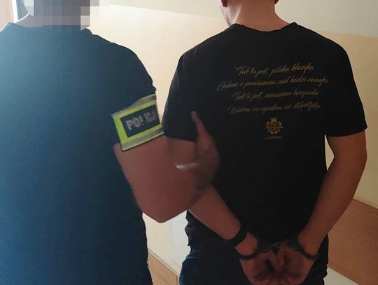 Kierowca po mefedronie jechał wężykiem. Zaoferował policjantom dwa tysiące złotych łapówki