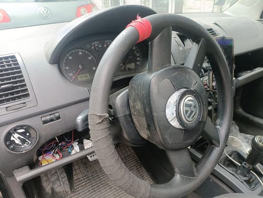 Kierowca po narkotykach jechał wrakiem bez papierów. Okazało się też, że miał zakaz prowadzenia