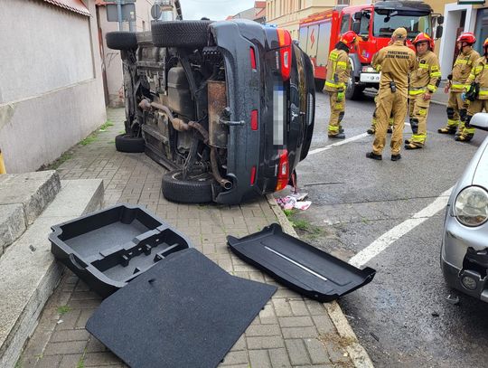 Kierowca po narkotykach zjechał na chodnik i potrącił dwie grupy pieszych, po czym dachował