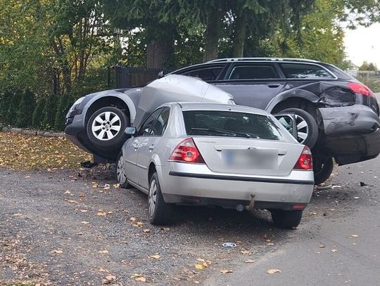 Kierowca po zderzeniu wyskoczył z auta i uciekł. Potem tłumaczył, że był w szoku, ale alkomat pokazał prawdę