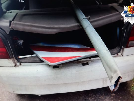 Kierowca polo jechał na czołówkę z radiowozem. Wiózł pijanego kolegę i znaki drogowe