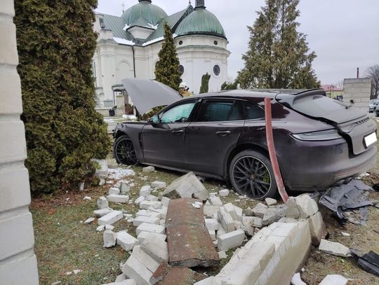 Kierowca porsche rozbił auto o ogrodzenie kościoła. Wiózł rodzinę na mszę [ZDJĘCIA]