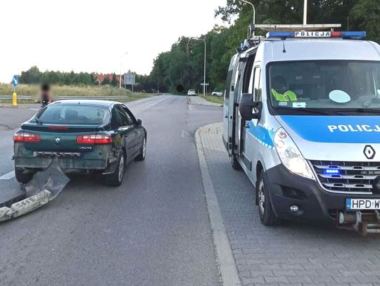 Kierowca renault jechał zygzakiem i ciągnął za sobą oderwany zderzak. Zatrzymał go inny kierowca