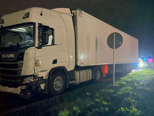 Kierowca scanii staranował dwie osobówki i uciekł. Mówił, że był ścigany - wydmuchał dwa promile