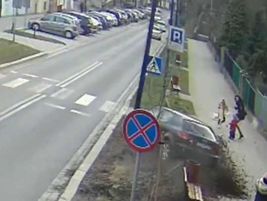 Kierowca ściął latarnię omal nie zabijając ludzi, pieszy próbował ją ukraść [WIDEO]