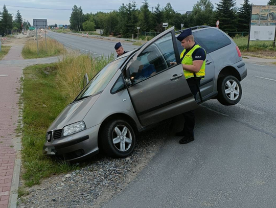 Kierowca seata miał 4,5 promila, jego kolega 4. Jechali do sklepu i chcieli, żeby policja dała im spokój