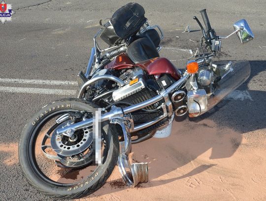 Kierowca Seata nie zobaczył motocyklisty i zajechał mu drogę. Doszło do wypadku