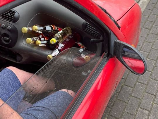 Kierowca seicento zatrzymany przed południem. Miał 2,5 promila, a w aucie wiózł zapas tanich win
