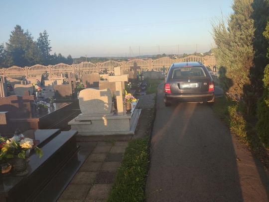 Kierowca skody chciał uniknąć spotkania z policją. Próbował zgubić radiowóz uciekając cmentarnymi alejkami