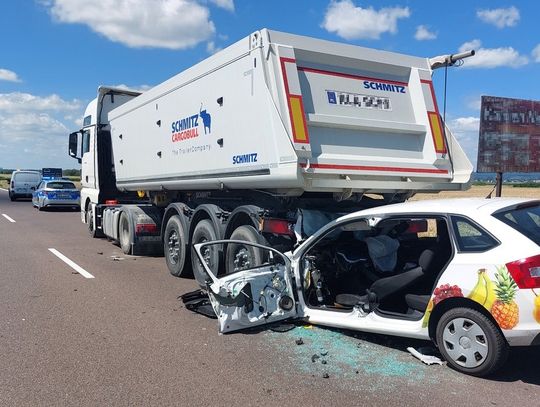 Kierowca skody uwięziony w pojeździe po zderzeniu z manem. Nie zauważył ciężarówki na awaryjnych