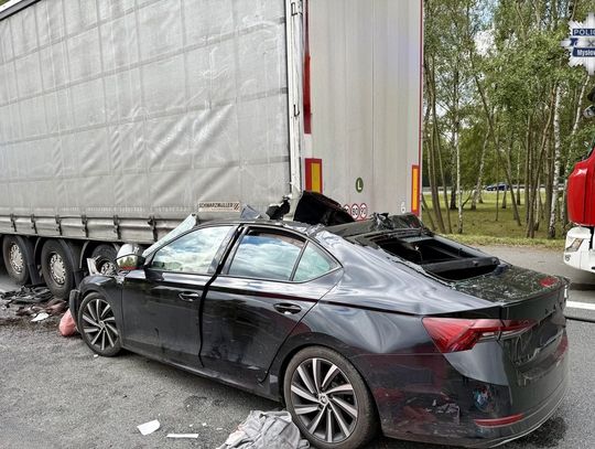 Kierowca Skody wbił się pod tira na drodze ekspresowej. Jest w ciężkim stanie