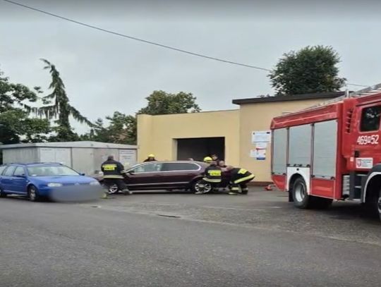 Kierowca skody zaparkował przed remizą i zablokował wyjazd. Strażacy nie mogli ruszyć na ratunek