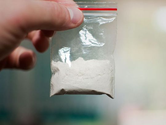 Kierowca spał w uruchomionym aucie z głową na kierownicy. Okazało się, że przesadził z amfetaminą