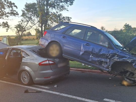 Kierowca subaru podczas wyprzedzania spowodował czołówkę. Jego auto zatrzymało się na fordzie