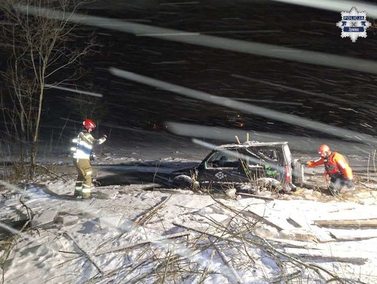 Kierowca Suzuki wjechał na zamarznięte jezioro. Lód się załamał, auto wpadło do wody Kierowca Suzuki wjechał na zamarznięte jezioro. Lód się załamał, auto wpadło do wody