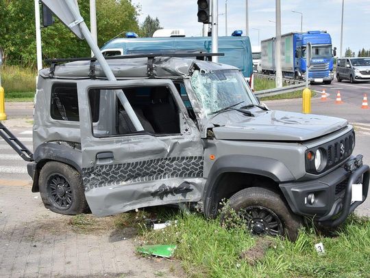 Kierowca terenówki nie ustąpił ciężarówce. Skończyło się groźnie wyglądającym zderzeniem