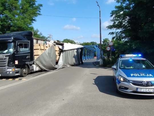 Kierowca tira olał znaki i chciał przejechać mostem, na którym nie mógł się zmieścić. Bardzo szybko pożałował