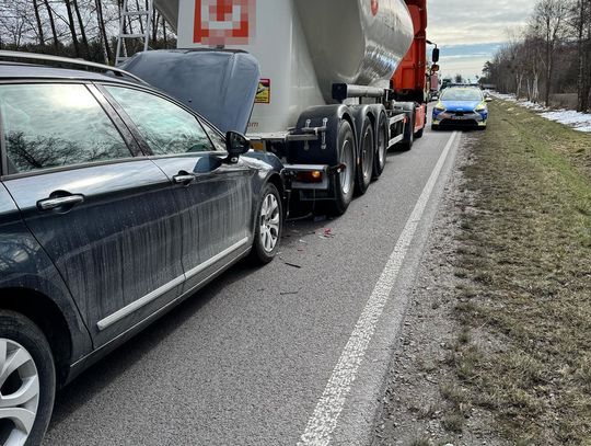 Nerwowy kierowca tira popędzał ją klaksonem i w końcu zaczął wyprzedzać, ale nie wyrobił i doprowadził do kolizji