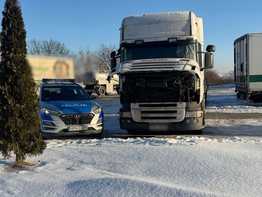 Kierowca tira prawie zamarzł w kabinie zepsutej ciężarówki. Koczował na parkingu