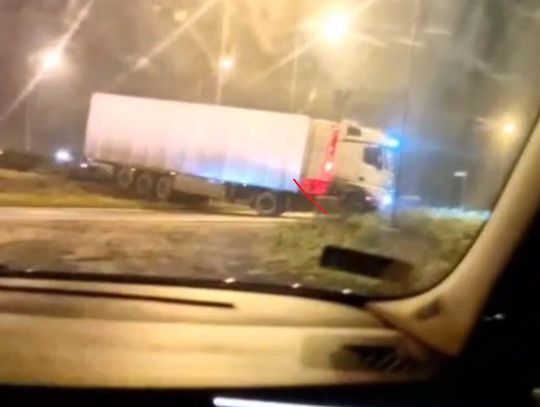 Kierowca tira przejechał przez rondo prosto. Narobił zniszczeń. Teraz szuka go policja