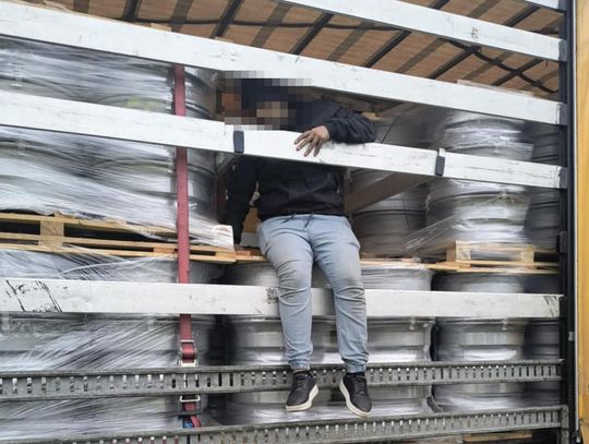 Kierowca tira usłyszał dziwne odgłosy z naczepy. W ładunku chował się Palestyńczyk, który myślał, że jedzie do Włoch