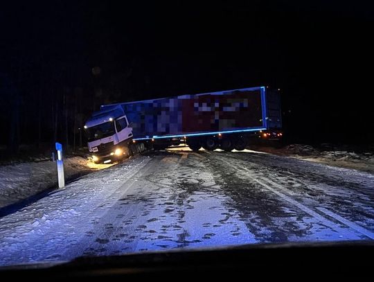 Kierowca tira wpadł w poślizg, zatrzymał się w poprzek drogi krajowej i całkowicie ją zablokował
