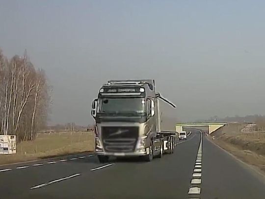 Kierowca tira wyprzedzał na trzeciego. Osobówka musiała "uciekać" na pobocze