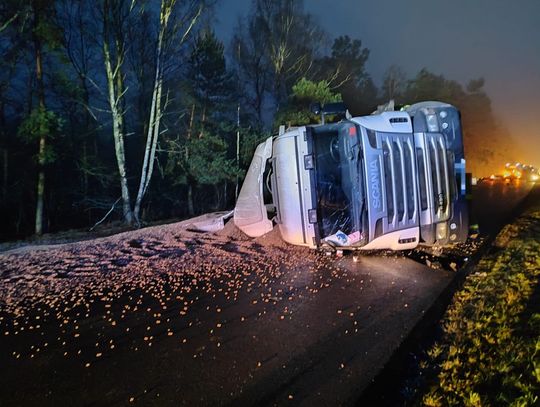 Kierowca tira "złapał pobocze", a gdy próbował wrócić, przewrócił zestaw w poprzek drogi. Całkowicie zablokował ruch