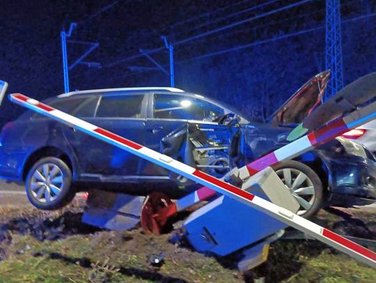 Kierowca toyoty roztrzaskał wóz o rogatki przez przejazdem. 51-latek miał dwa promile we krwi