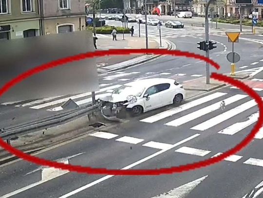 Kierowca toyoty stracił panowanie nad autem i rozbił się na słupie