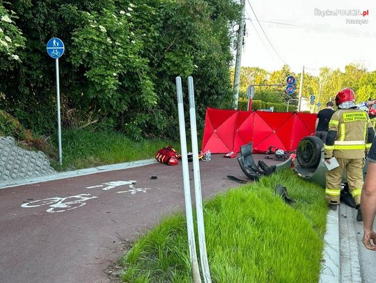 Kierowca volkswagena potrącił 20-letnią rowerzystkę i dachował. Kobieta trafiła do szpitala z licznymi obrażeniami