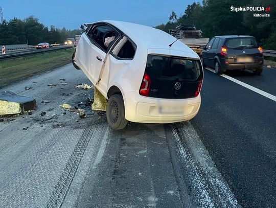 Kierowca volkswagena wjechał w betonowy separator na autostradzie. Połamał obie nogi [FOTO]