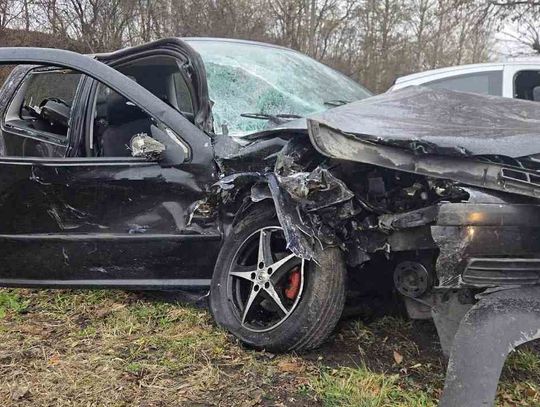 Kierowca volkswagena zjechał na czołówkę z oplem. 43-latek miał 2,5 promila alkoholu w organizmie Kierowca volkswagena zjechał na czołówkę z oplem. 43-latek miał 2,5 promila alkoholu w organizmie