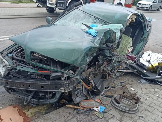 Kierowca volvo doprowadził do zderzenia czołowego z autobusem. 27-latek zginął na miejscu