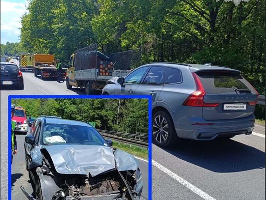 Kierowca volvo wjechał w auto kosiarzy. Poważnie ranna kobieta pracująca na poboczu