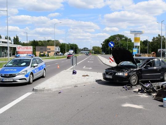 Kierowca volvo zajechał drogę motorowerzyście. Doszło do groźnie wyglądającego wypadku [FOTO]