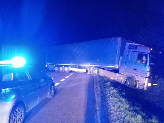 Kierowca z Białorusi wjechał do rowu, naczepa zablokowała drogę krajową. 41-latek wydmucha ponad 2 promile